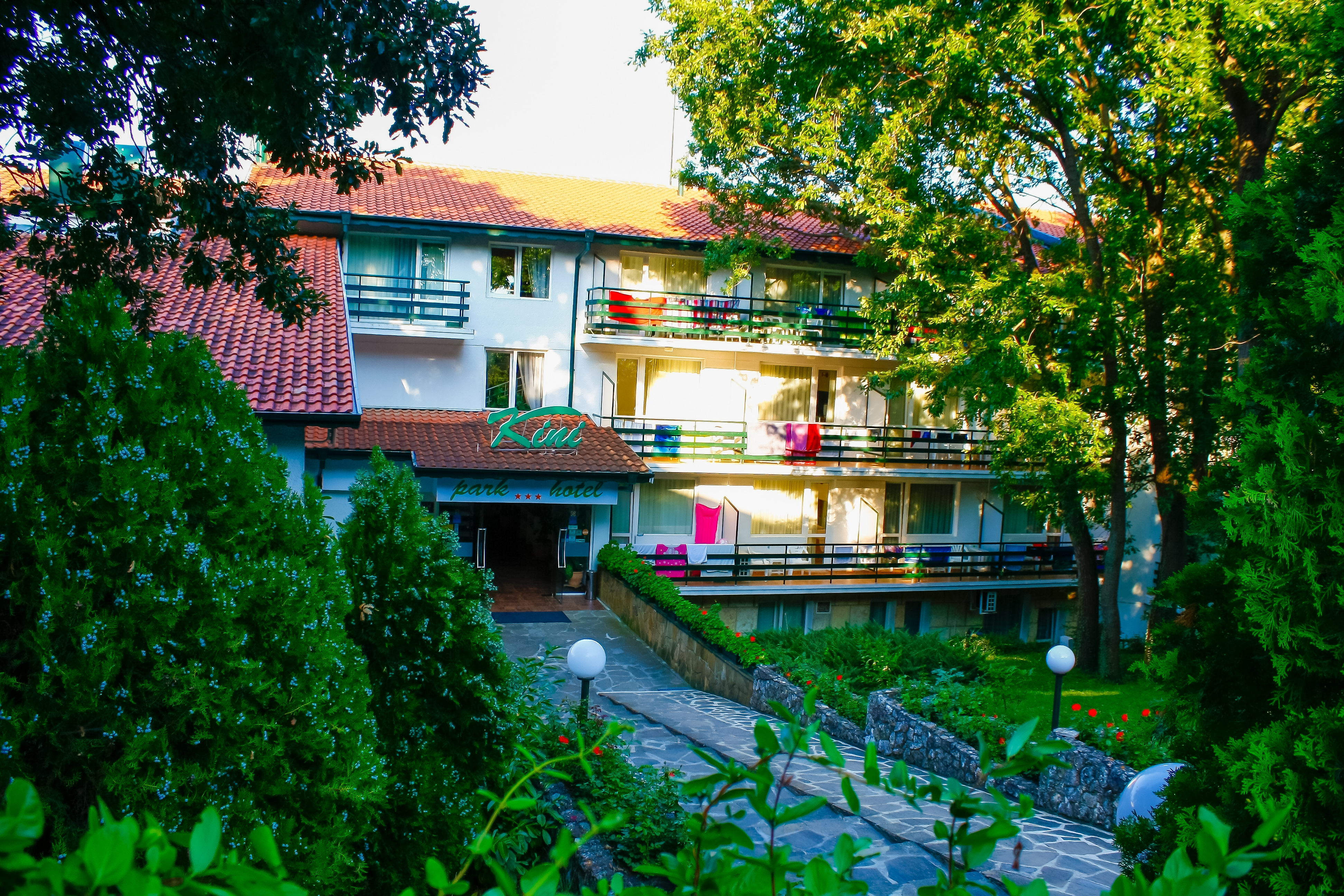 Kini Park Hotel-Ulaz u hotel.jpg