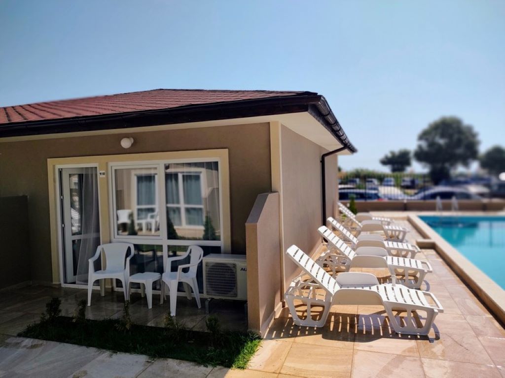 Hotel Veramar Villas-Vila sa jednom sobom spolja.jpg