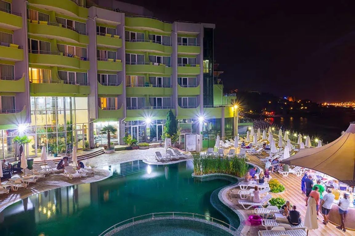 Hotel MPM Arsena-Nocna panorama.jpg