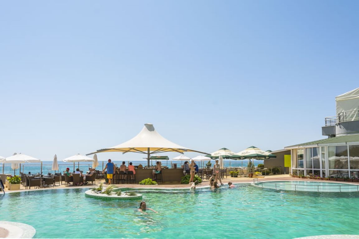 MPM Hotel Arsena-Bar na bazenu.jpg