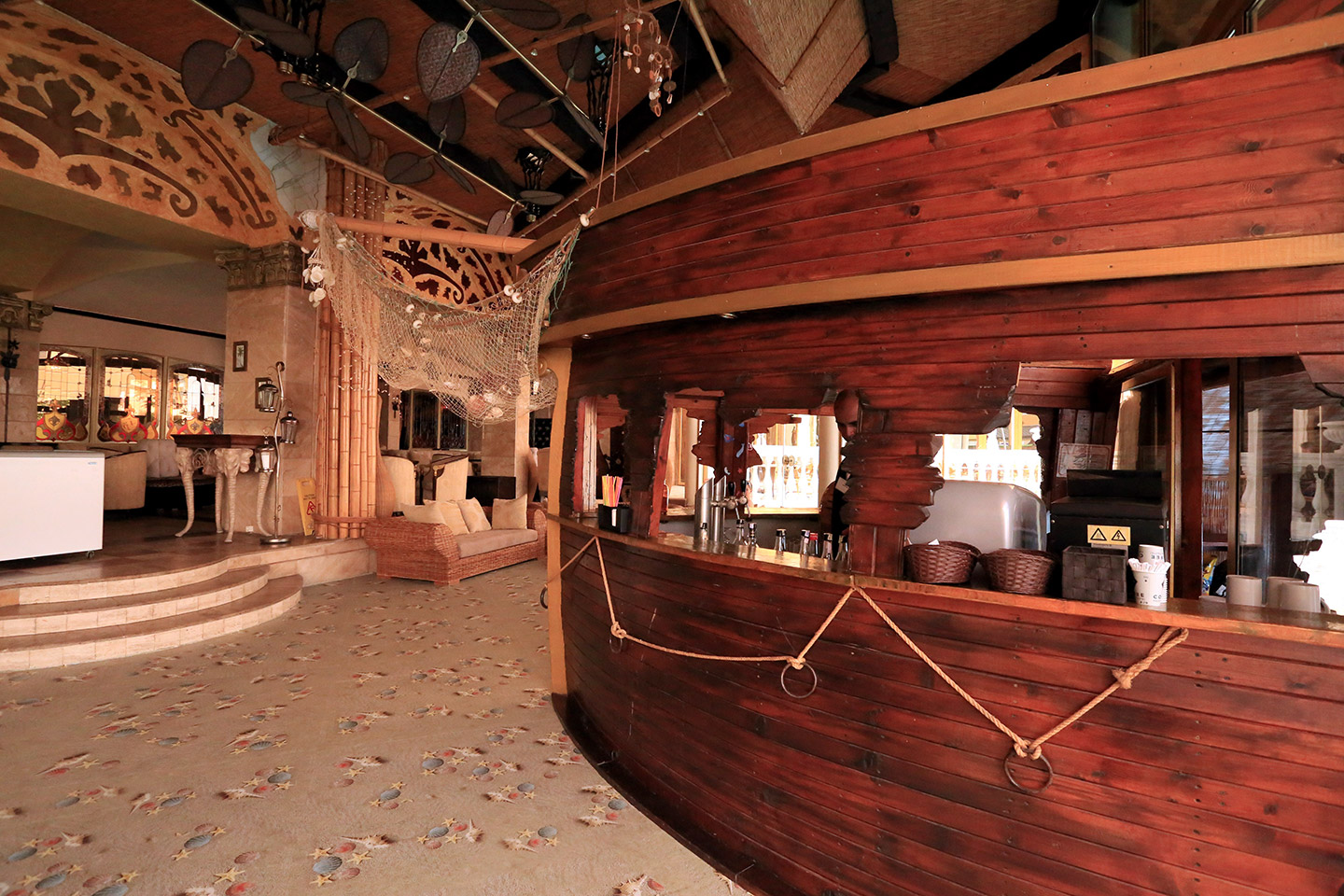 Imperial Palace Hotel-Safari bar.png