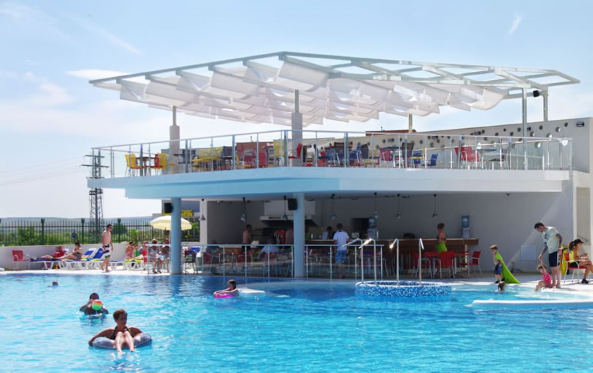 Aqua Nevis Hotel-Bar na bazenu.jpg
