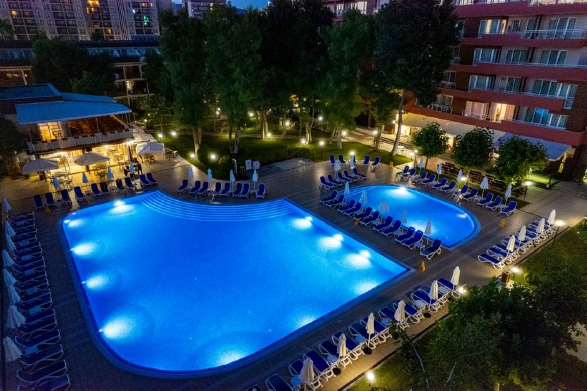 Asteria Family Sunny Beach Hotel-Bazen nocu.jpg