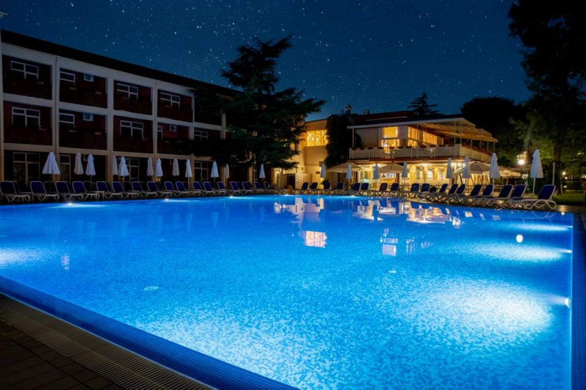 Hotel Asteria Family Sunny Beach-Bazen nocu.jpg