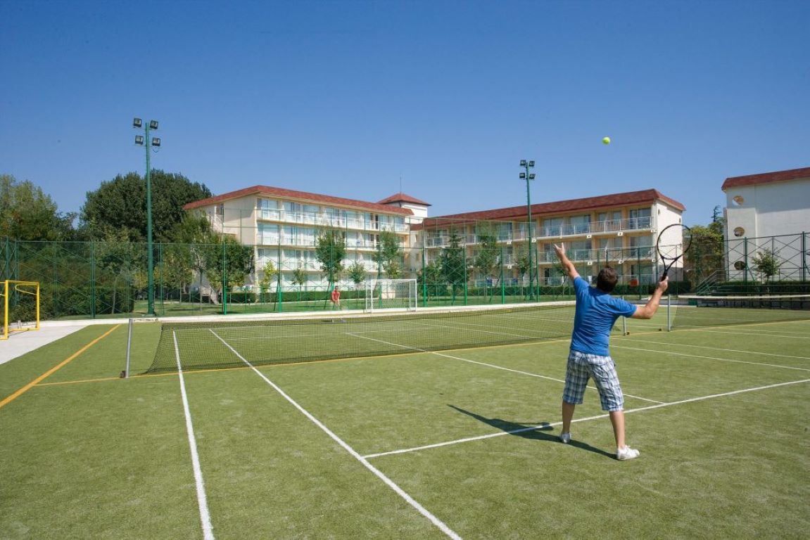 Evrika Beach Club-Teniski teren.jpg