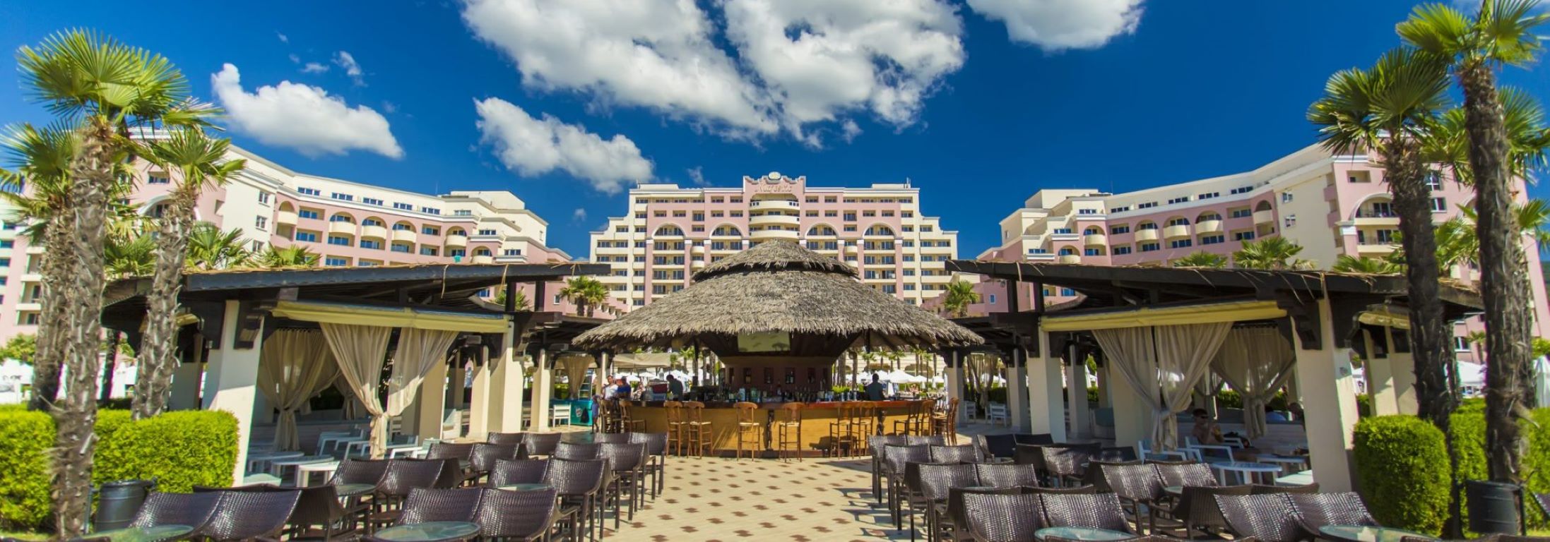 Majestic Beach Resort Hotel-Bar na bazenu.jpg