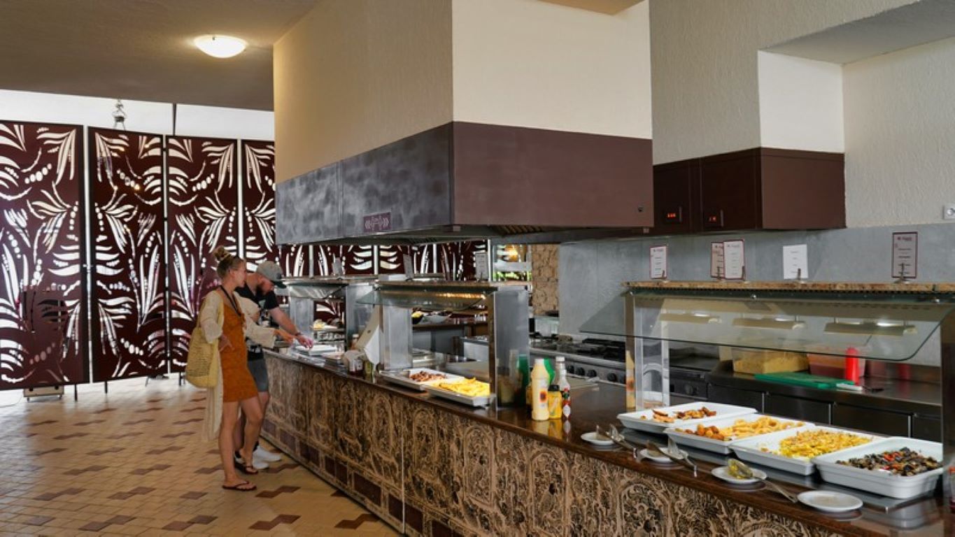 Majestic Beach Resort Hotel-Snek bar.jpg