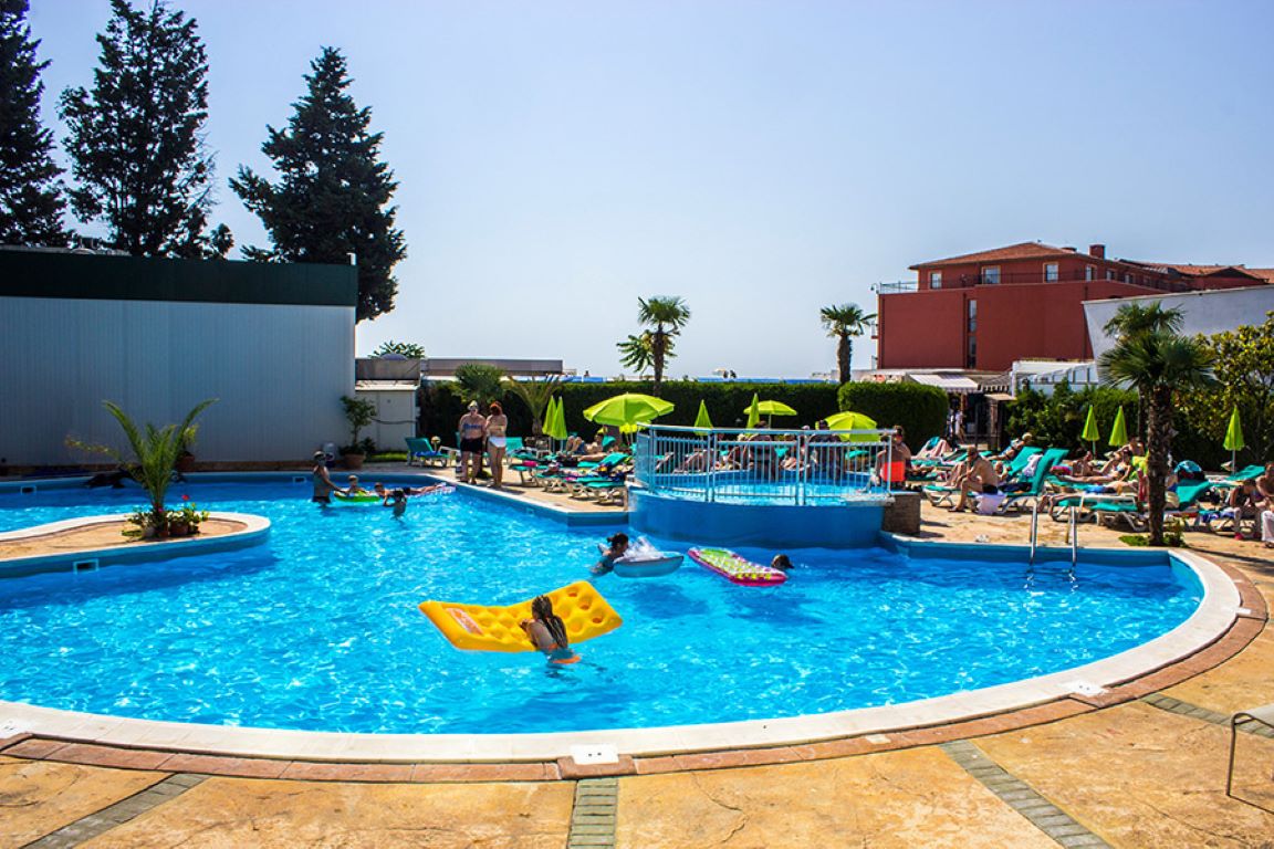 Grand Sunny Beach-Bazen.jpg