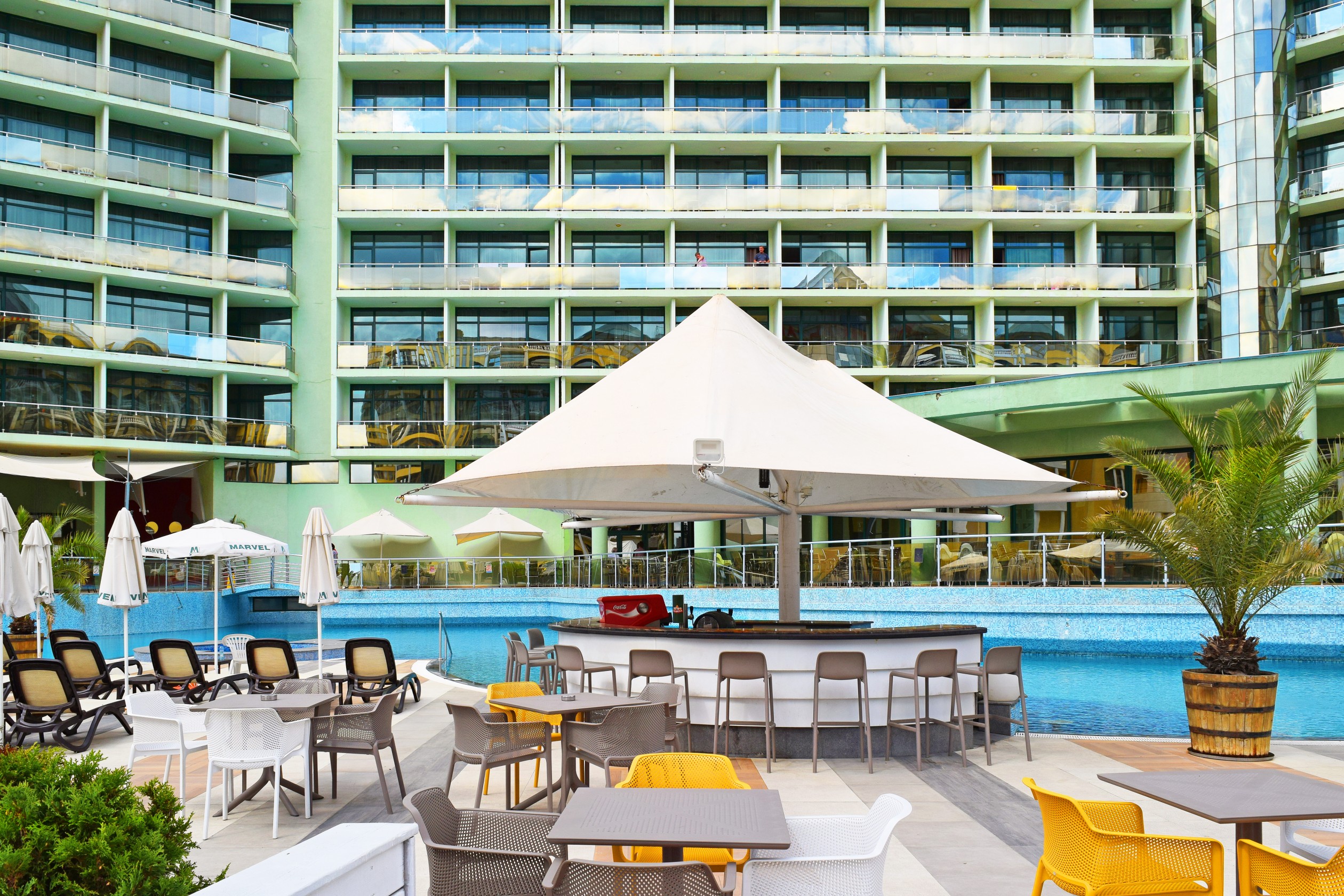 Hotel Marvel-Bar na bazenu.jpg