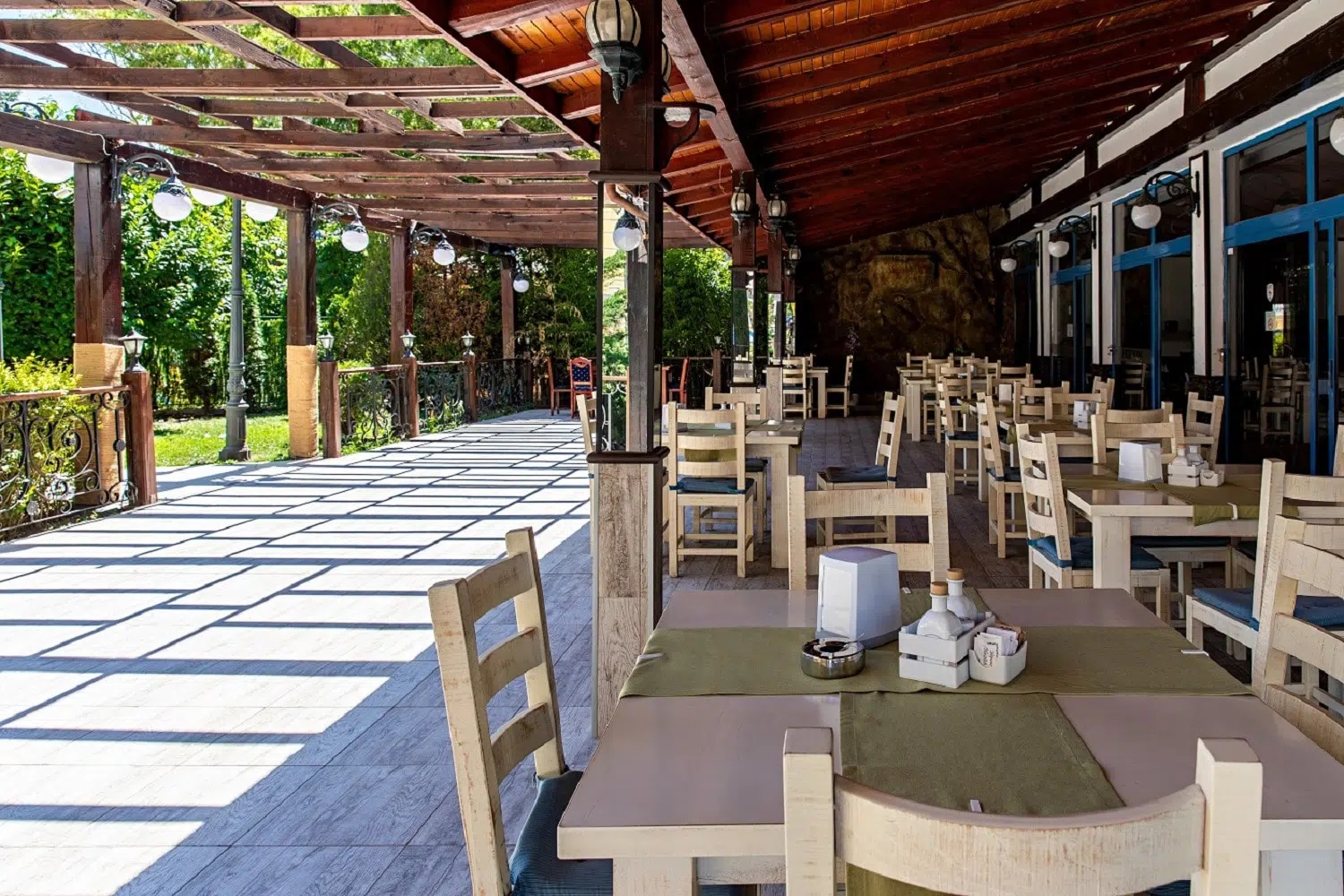 MPM Hotel Condor-Terasa restorana.jpg