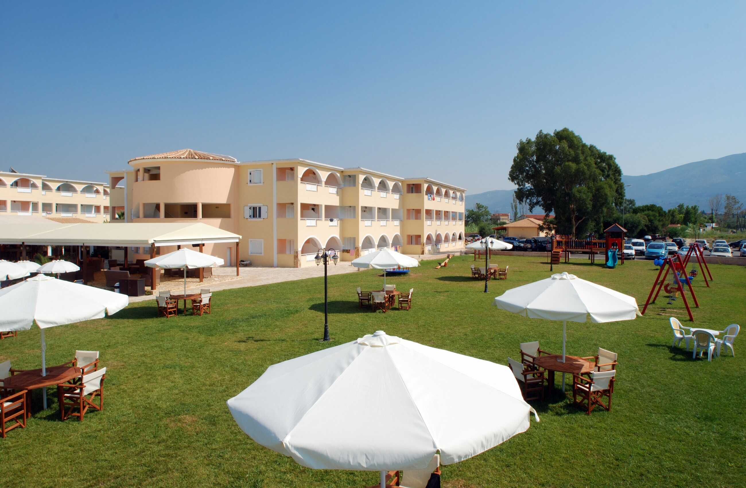 Alykanas Beach Grand Hotel-Basta i igraliste.jpg