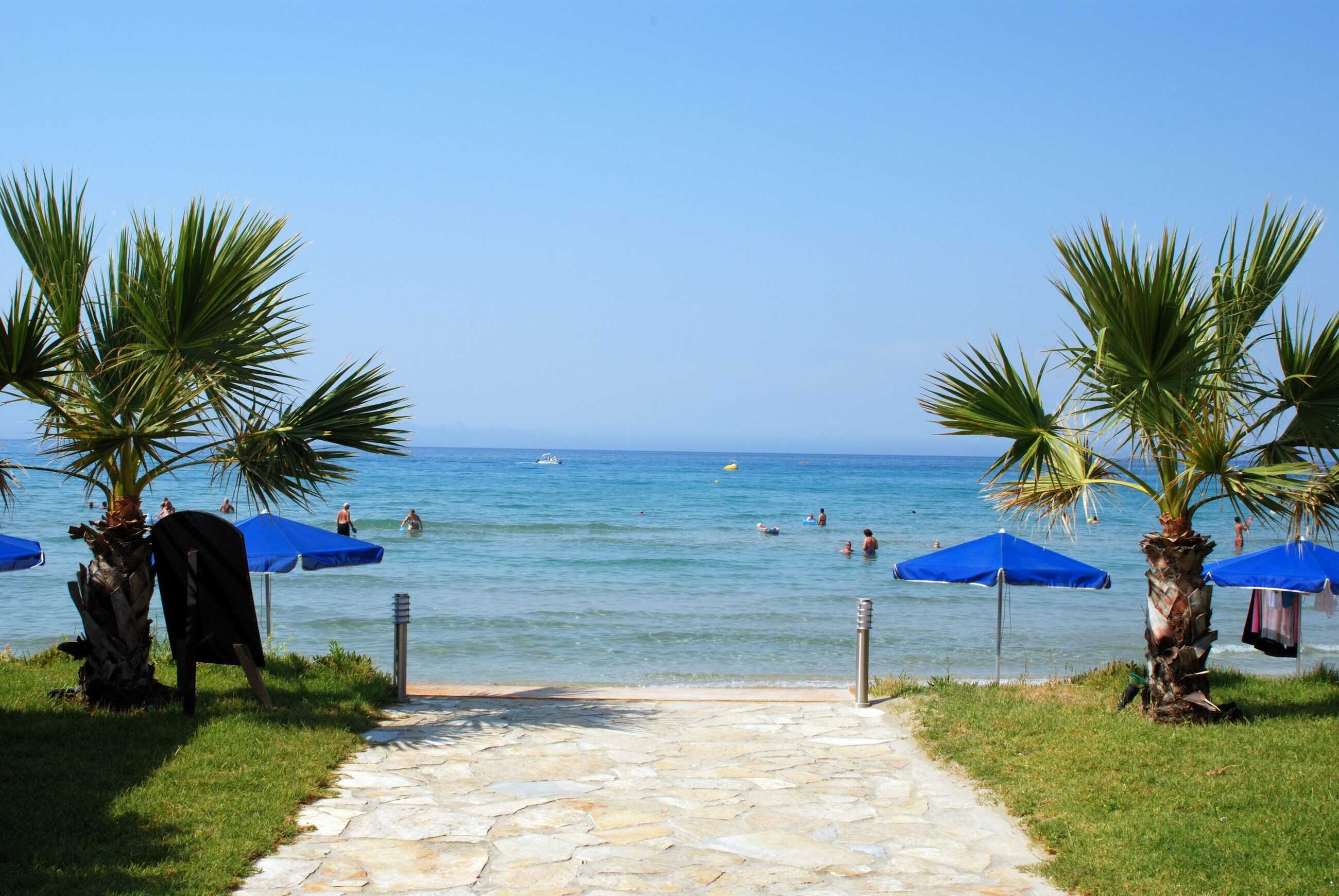 Alykanas Beach Grand Hotel-Prilaz plazi.jpg