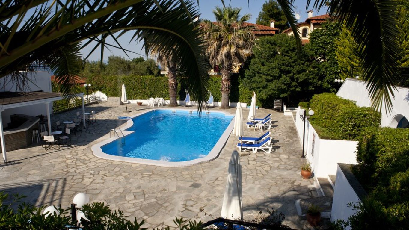 Hotel Theo Bungalows-Bazen.jpg