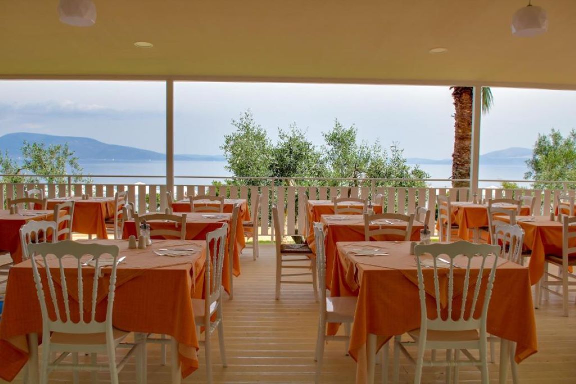 Calamos Beach-Terasa restorana.jpg