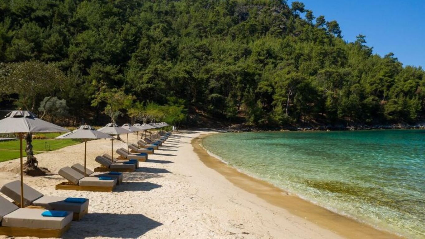 Hotel Vathi Cove Luxury Resort & Spa-Pescana plaza.jpg