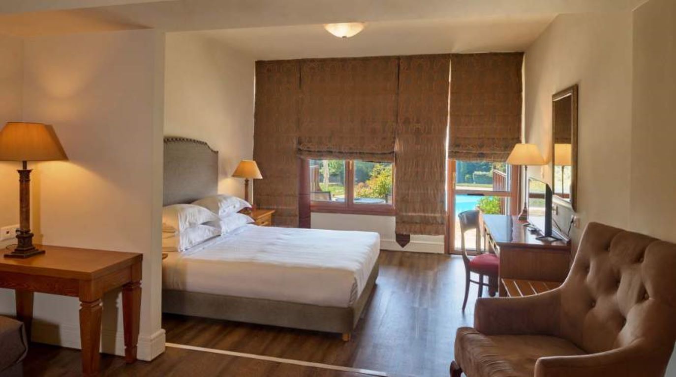 Xenia Palace Hotel-Junior suite pogled bazen sa terasom.jpg