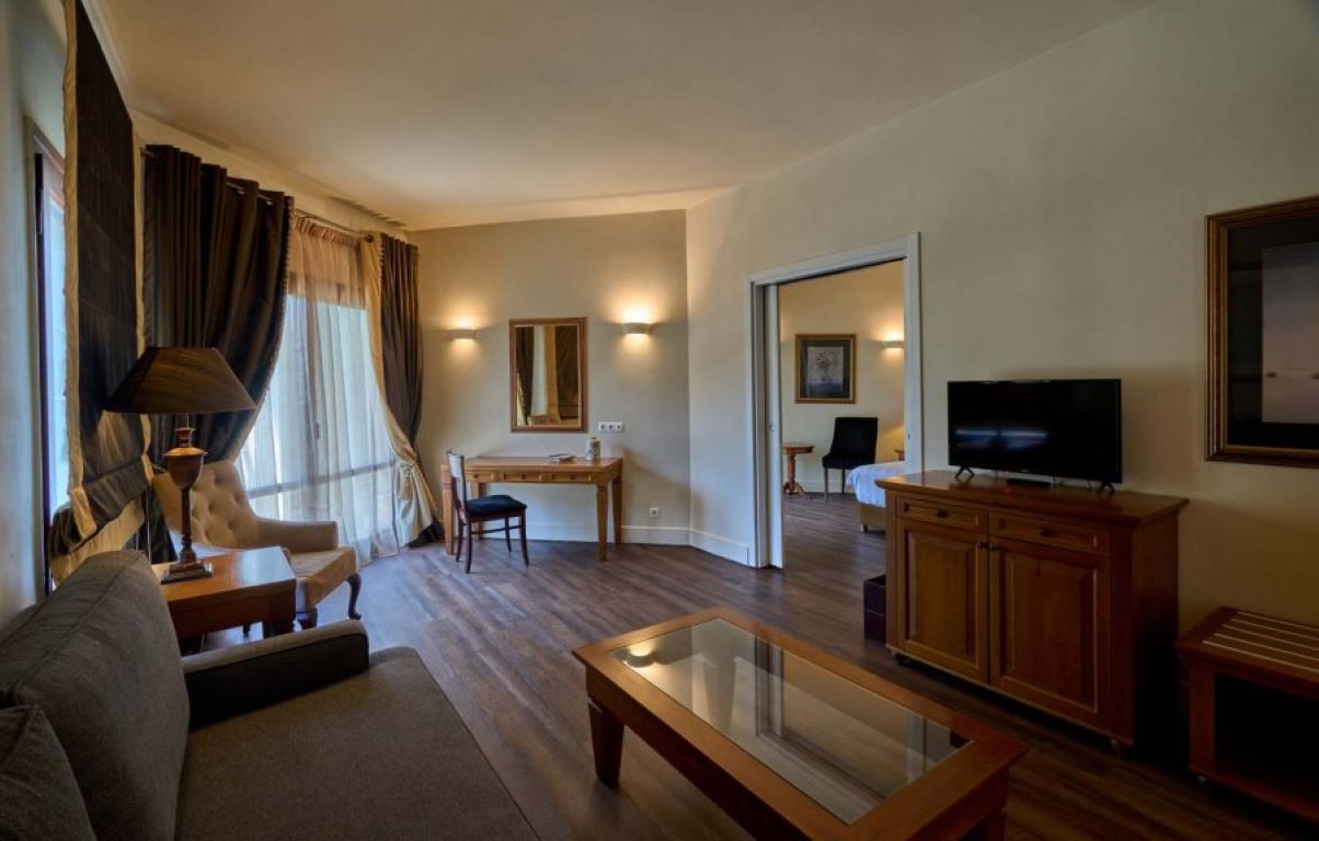 Xenia Palace-Porodican suite sa balkonom.jpg