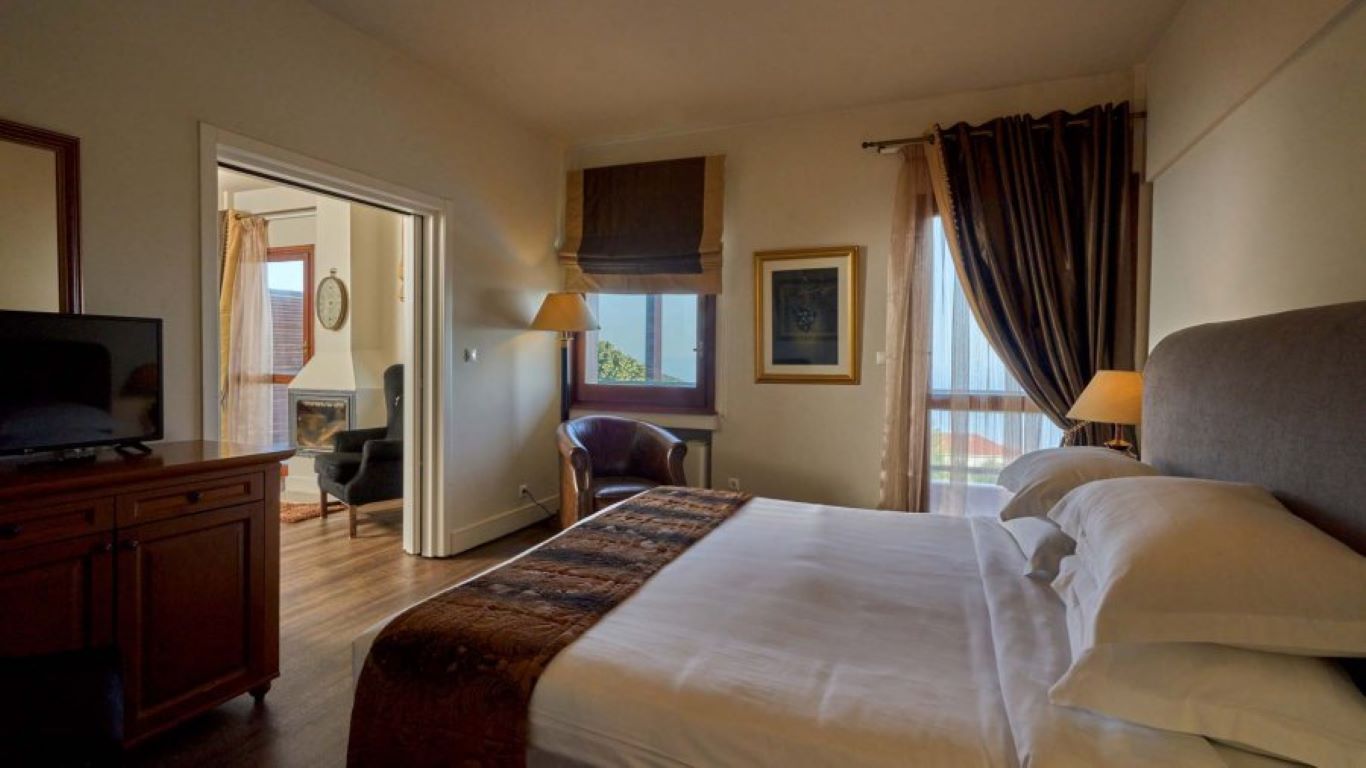 Xenia Palace-Suite sa panoramskim pogledom na more.jpg
