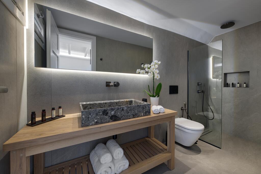 Hotel Elia bathroom.jpg