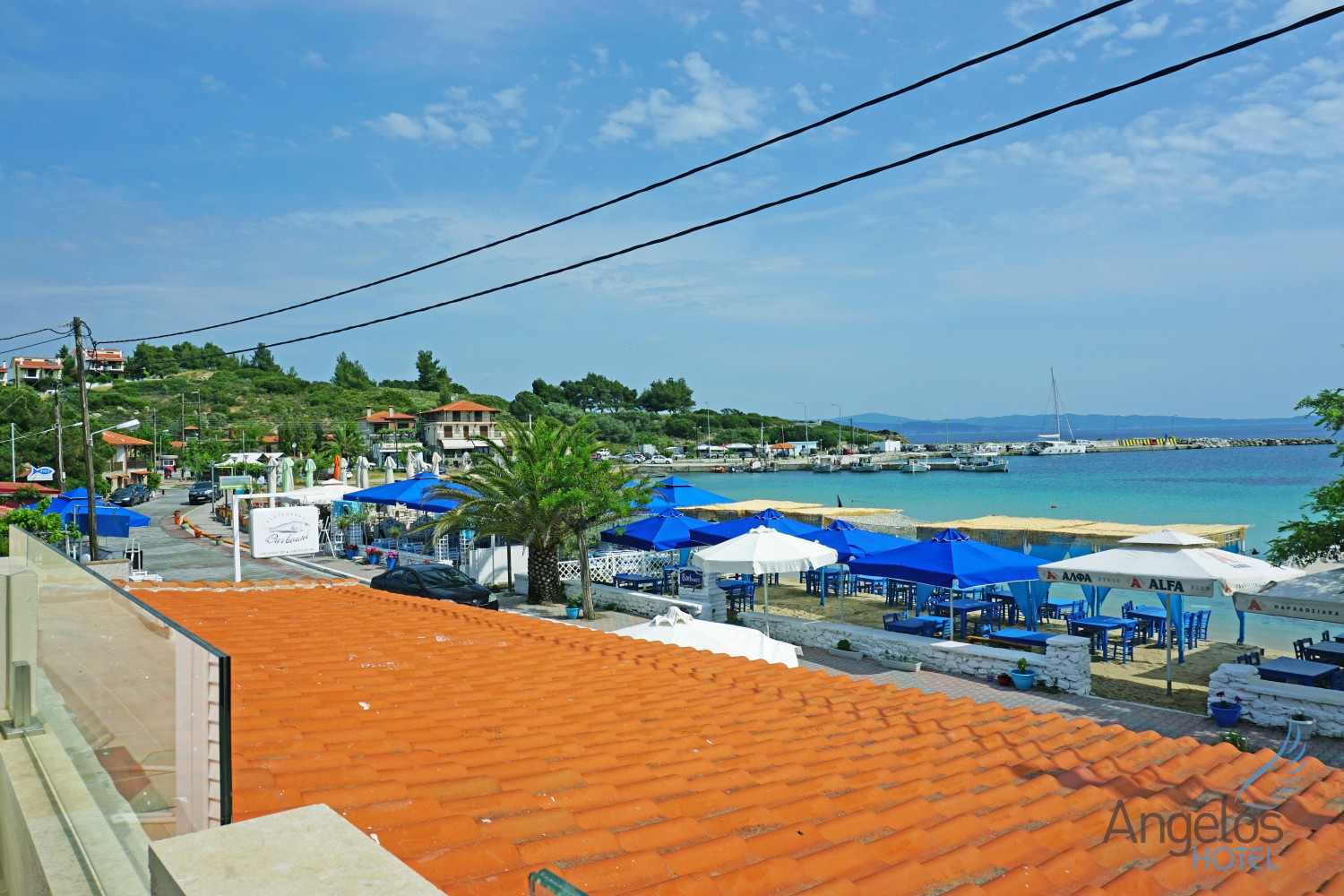 Angelos hotel ispred hotela.jpg