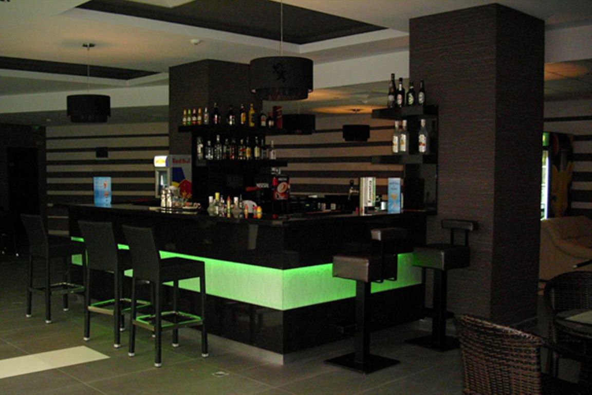 Iceberg Borovec-Bar na bazenu.jpg