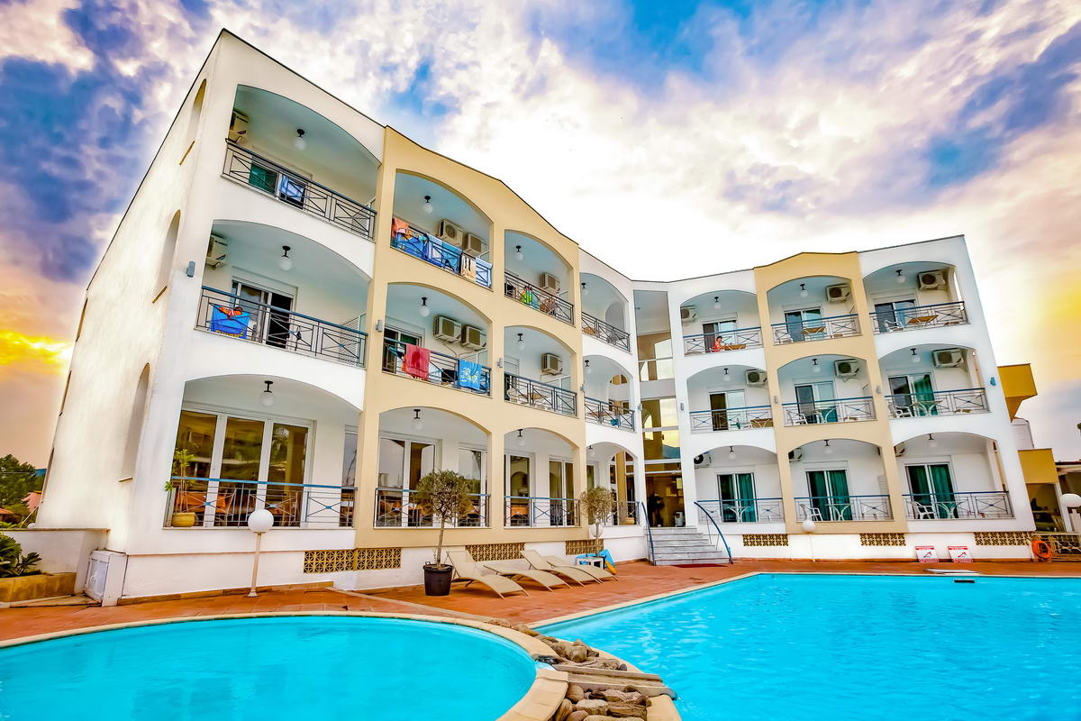 Hotel Stavros Beach-Hotel spolja.jpg