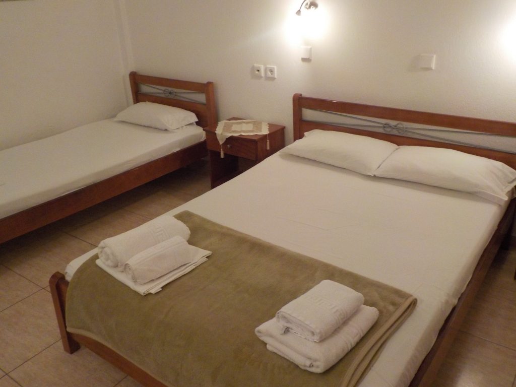 Hotel Estelle-Trokrevetna soba.jpg