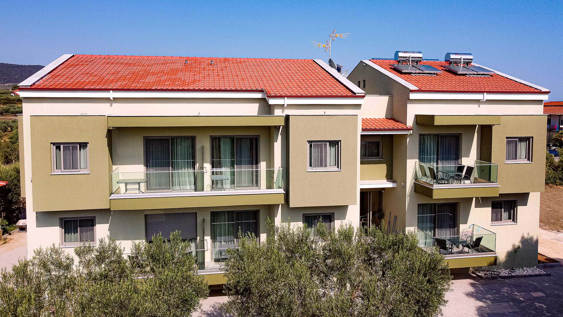 Estelle Luxury Boutique-Hotelska zgrada.jpg