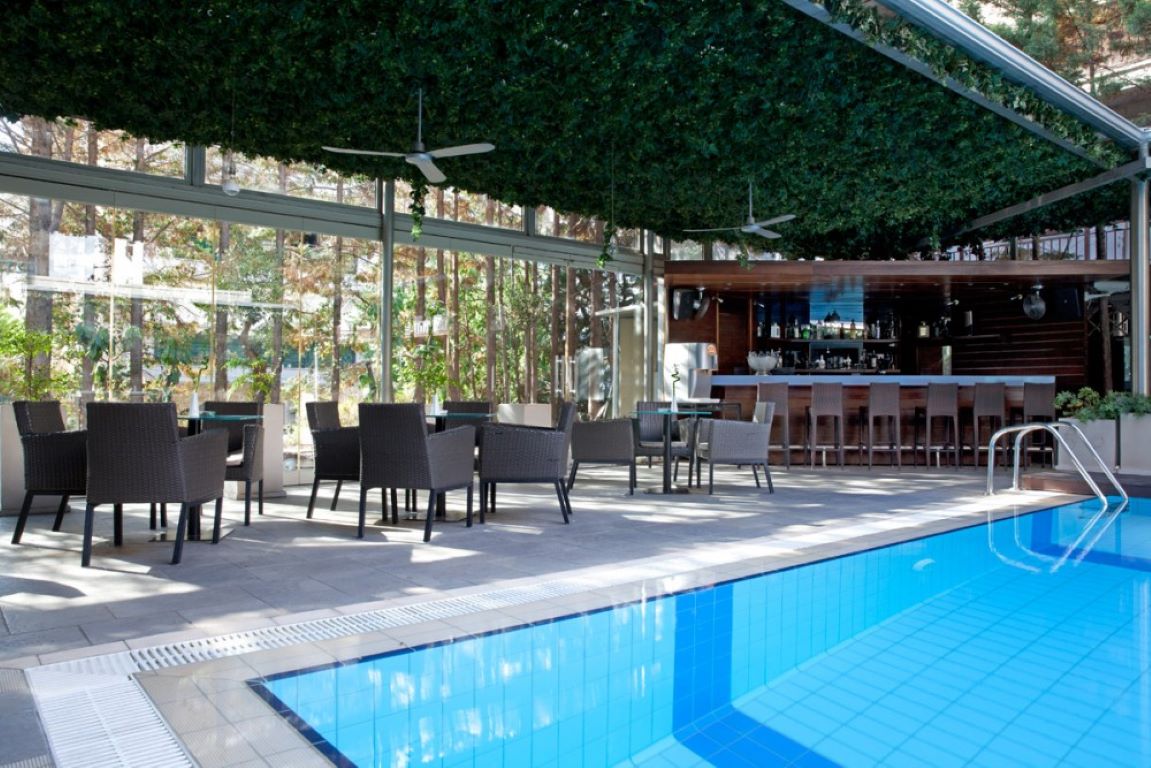 Lazart-Bar na bazenu.jpg