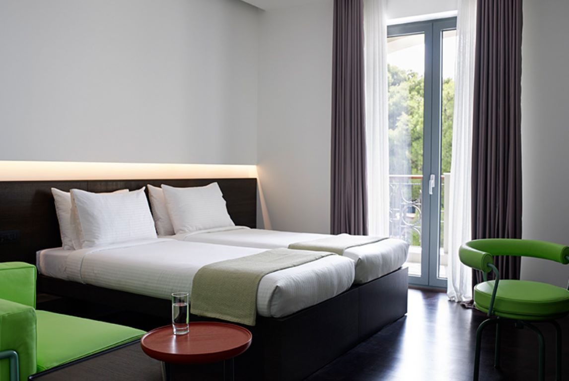 Domotel Kastri Athens Hotel-Deluxe standardna soba dva lezaja.jpg