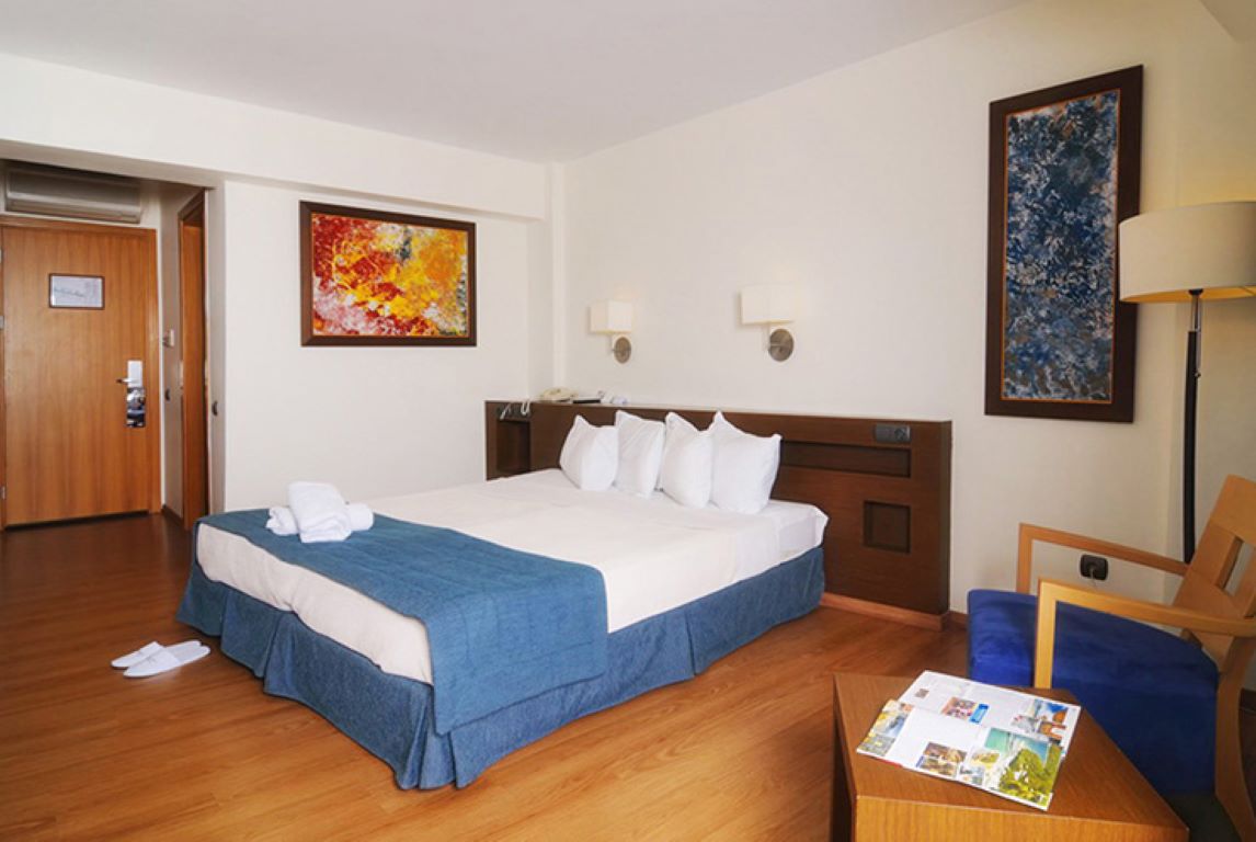 Domotel Xenia Volos Hotel-Standardna soba pogled grad.jpg