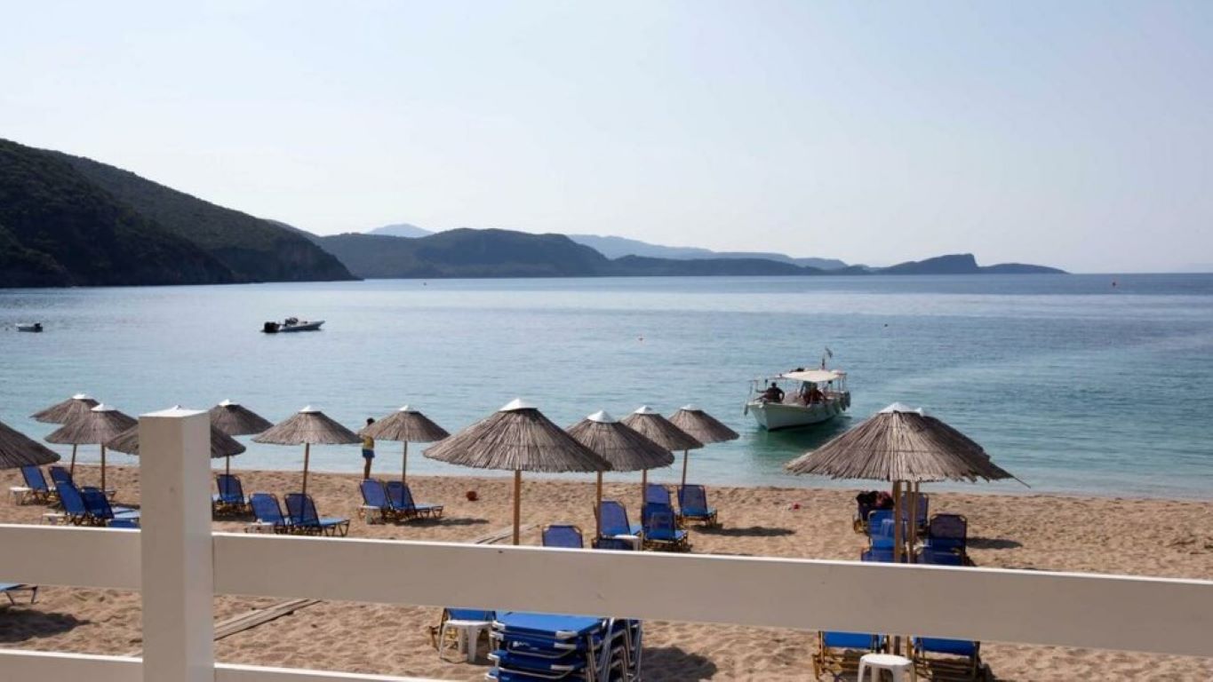 Enjoy Lichnos Bay Village Hotel-Pogled na plazu.jpg