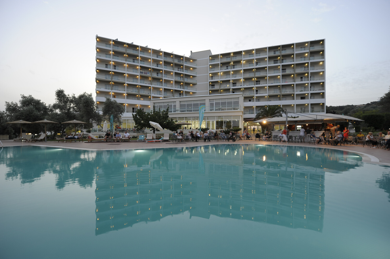 Evia Riviera Resort-Bar pored bazena.jpg