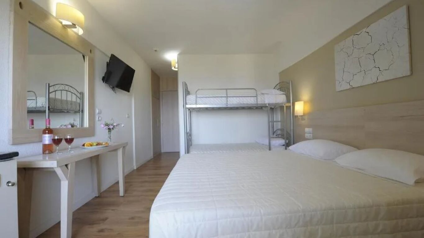 Evia Riviera Resort-Poroeicna soba kreveti na sprat.jpg