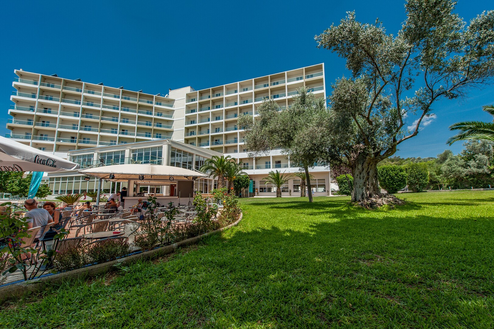 Hotel Evia Riviera Resort-Bar pored bazena.jpg