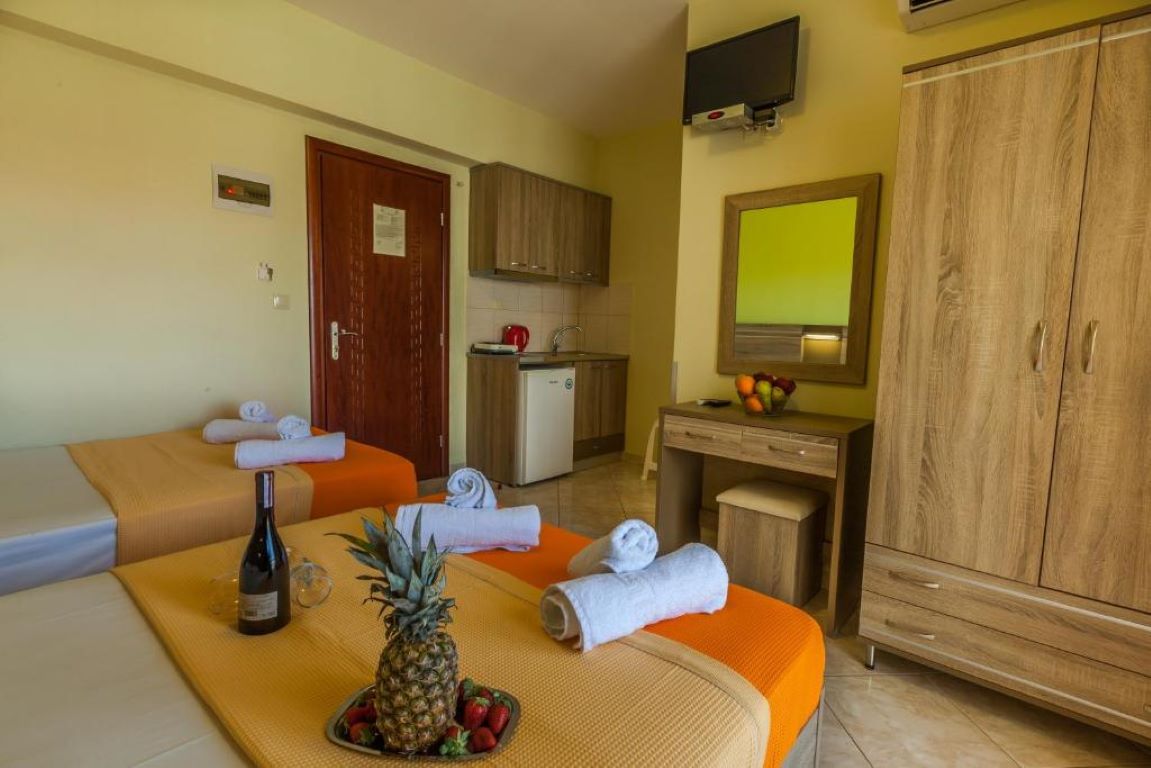 Hotel Villa Morfeas-Deluxe cetvorokrevetna soba.jpg