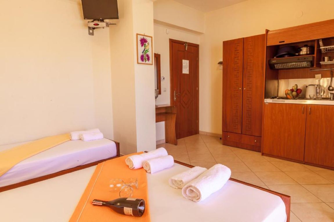 Villa Morfeas-Economy trokrevetna soba.jpg