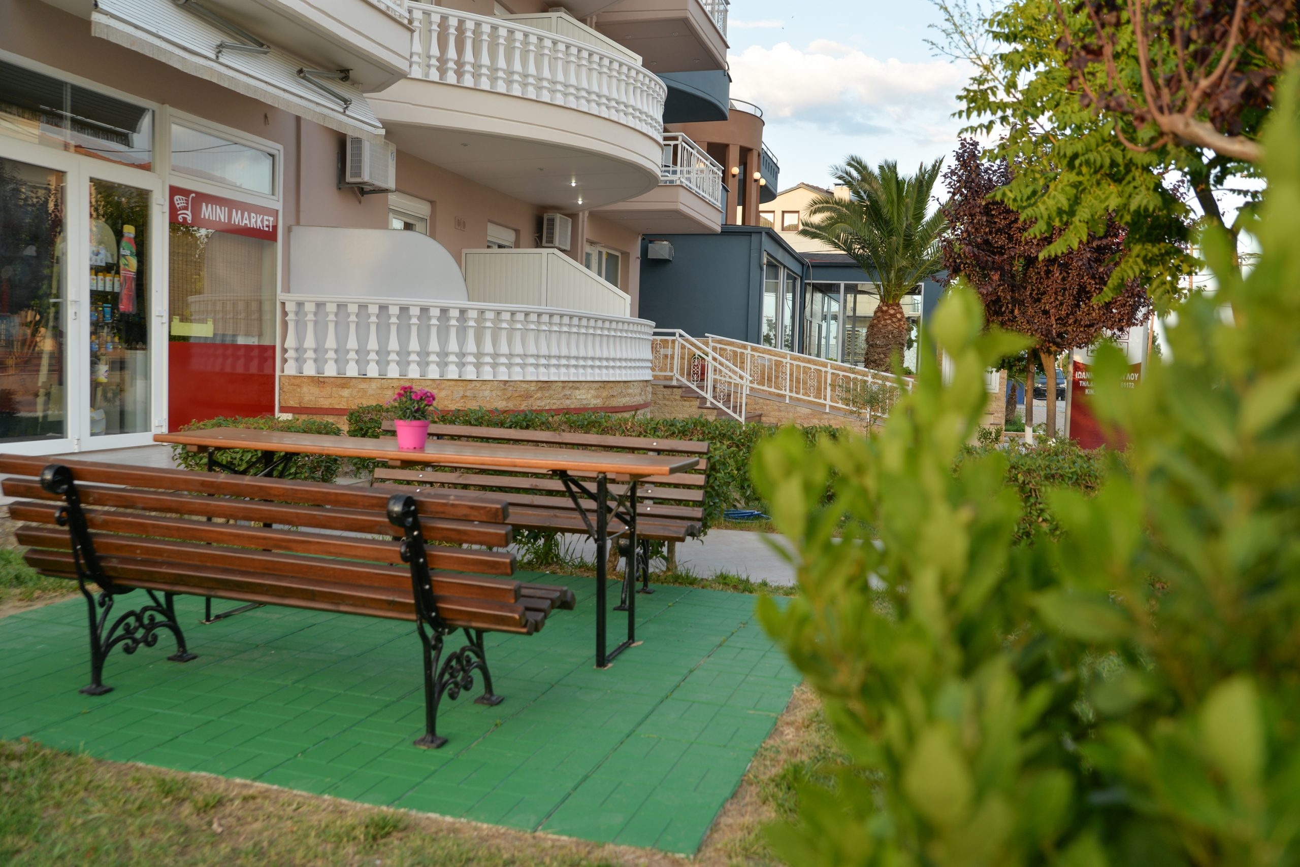 Villa Morfeas-Ispred hotela.jpg