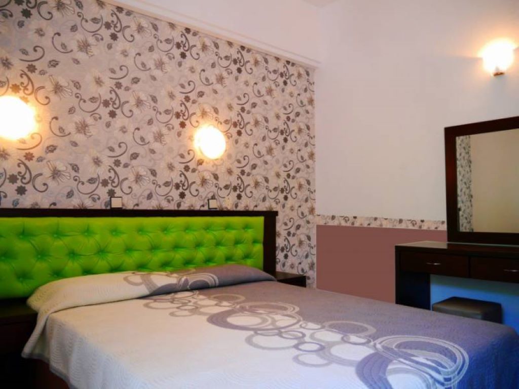 Blue Bay Beach Hotel-Standardna soba pogled basta.jpg