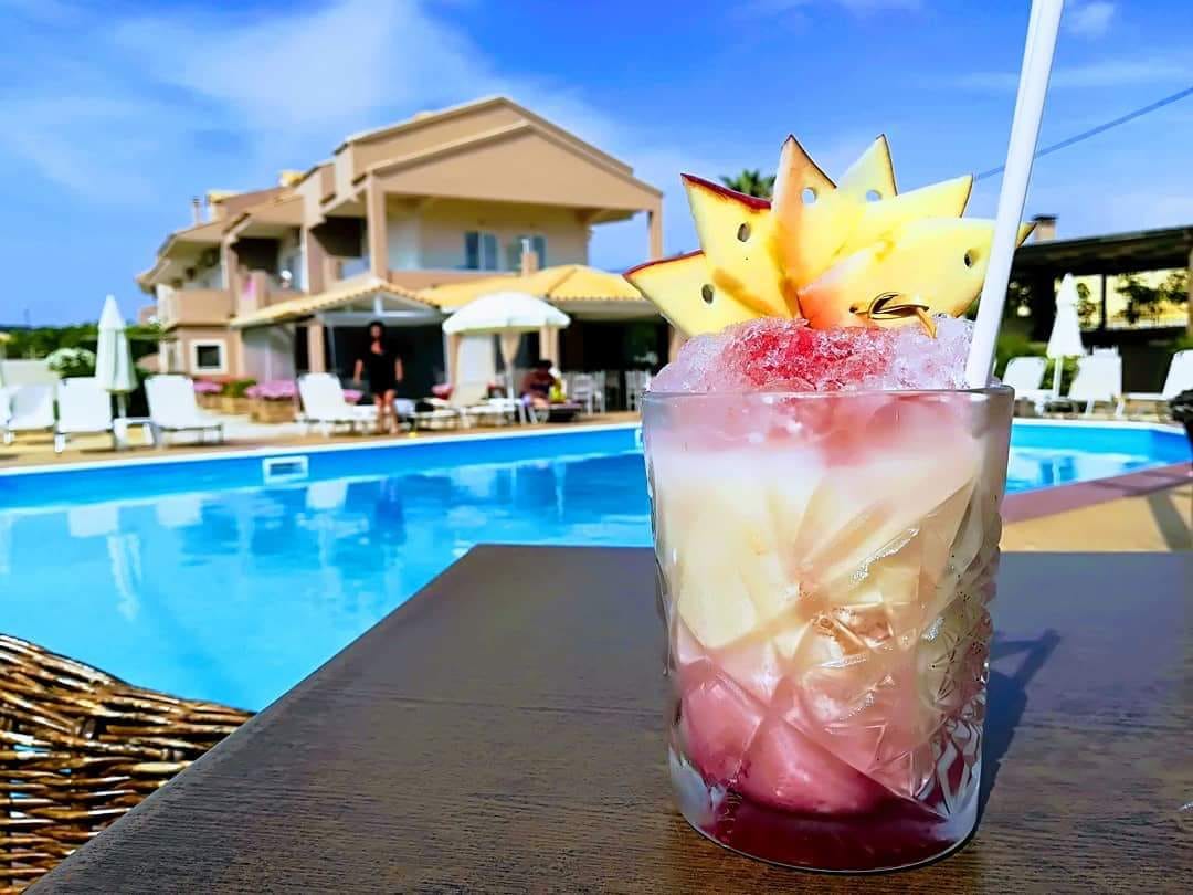 Blue Sea Hotel-Bar na bazenu.jpg