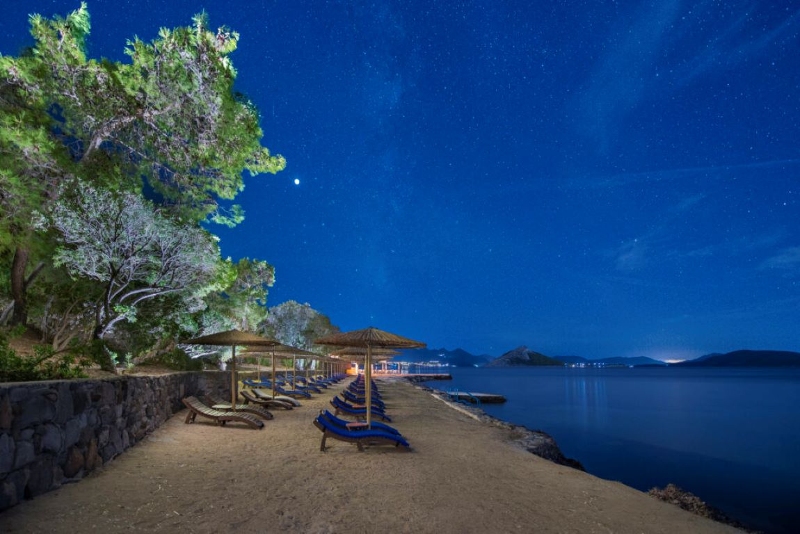 LaLiBay Resort & Spa Hotel-Plaza nocu.jpg