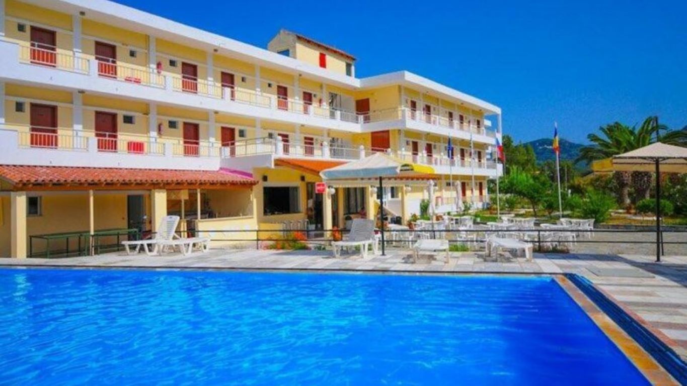 Prassino Nissi Hotel-Bazen.jpg