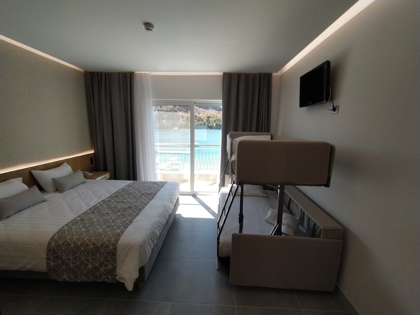 Hotel Minoa-Cetvorokrevetna soba sa krevetima na sprat.jpg