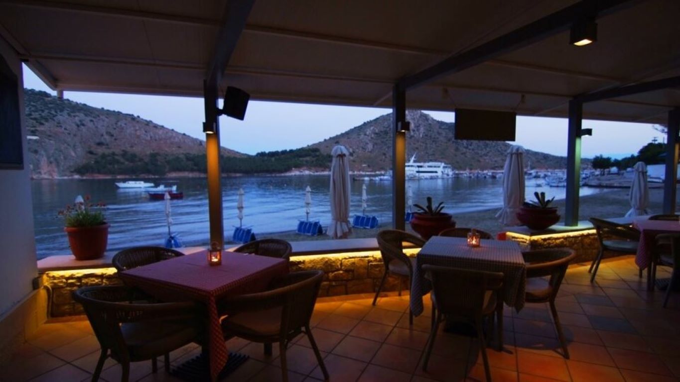 Minoa Hotel-Bar nocu.jpg