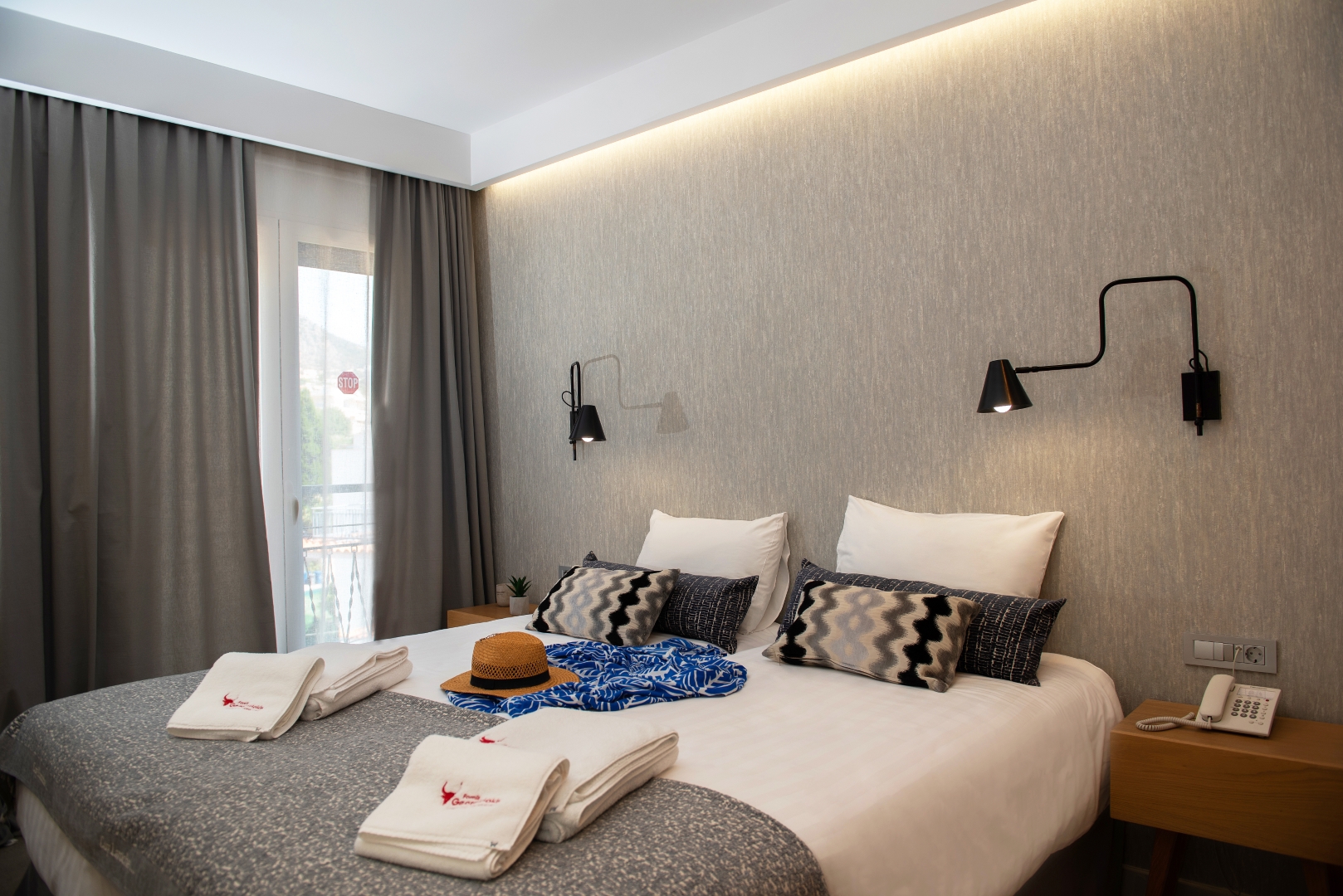 Minoa Hotel-Standardna soba pogled basta.jpg