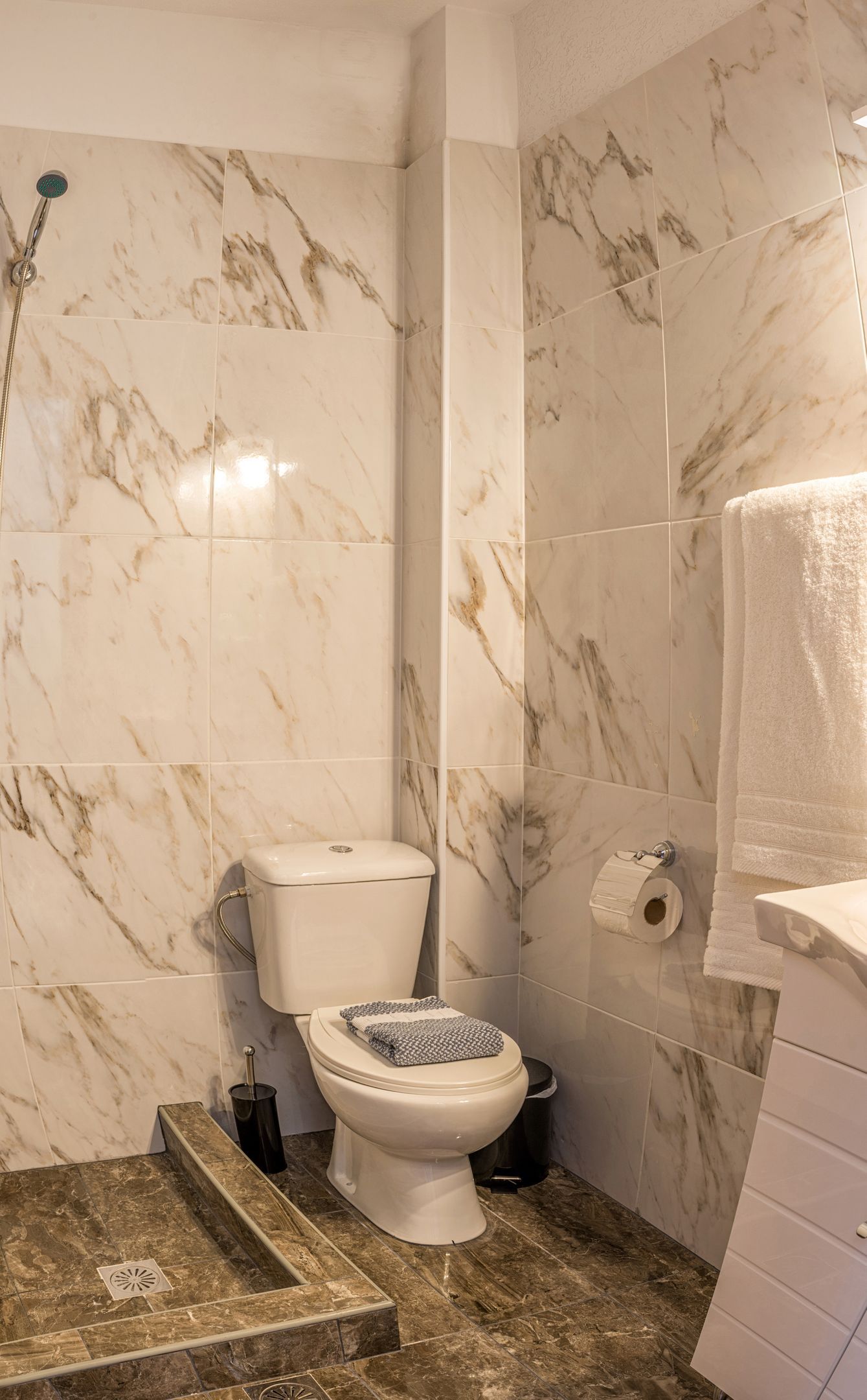 Georgalas Sun Beach Villa hotel comfort double sv toalet.jpg