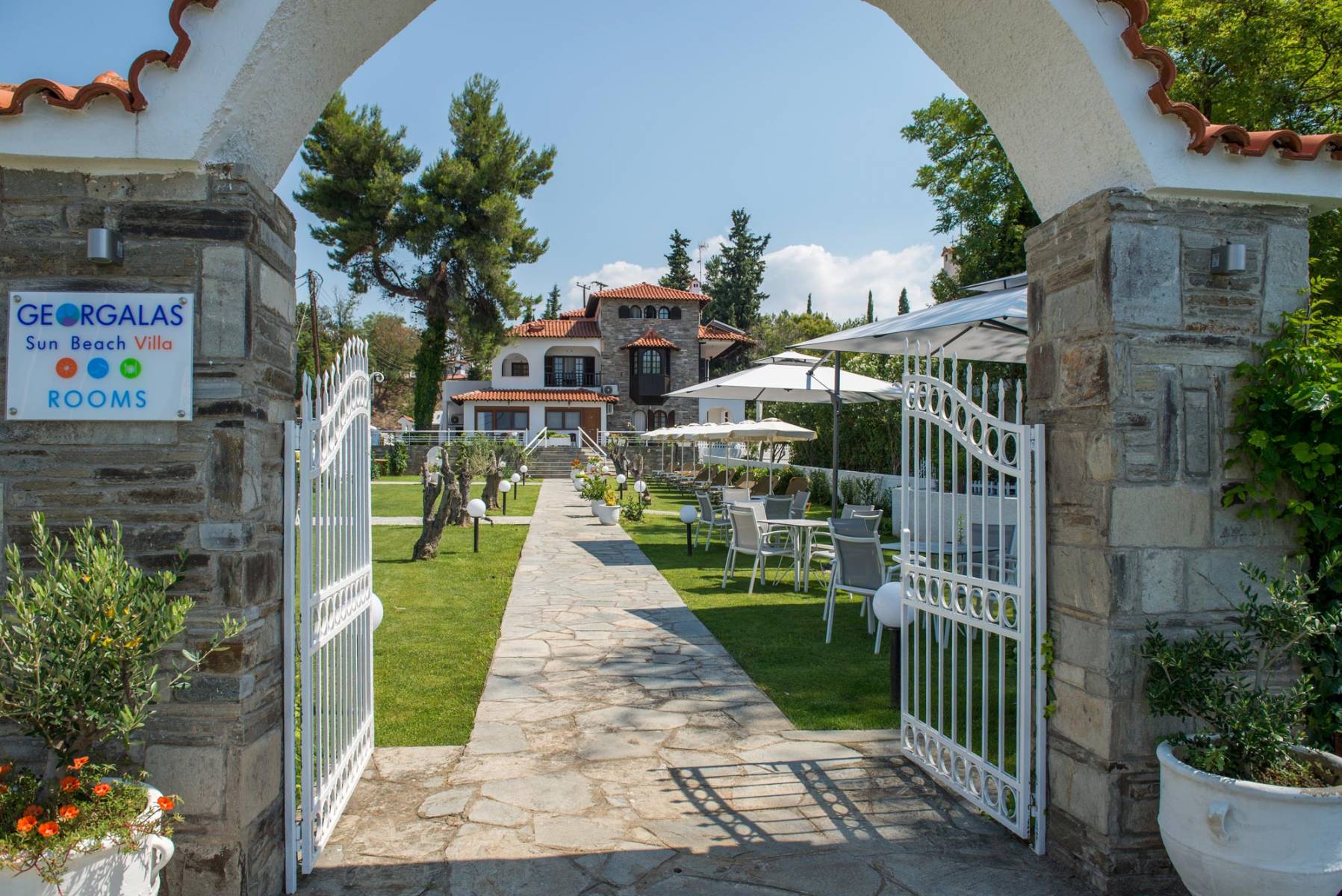 Georgalas Sun Beach Villa hotel ulaz.jpg