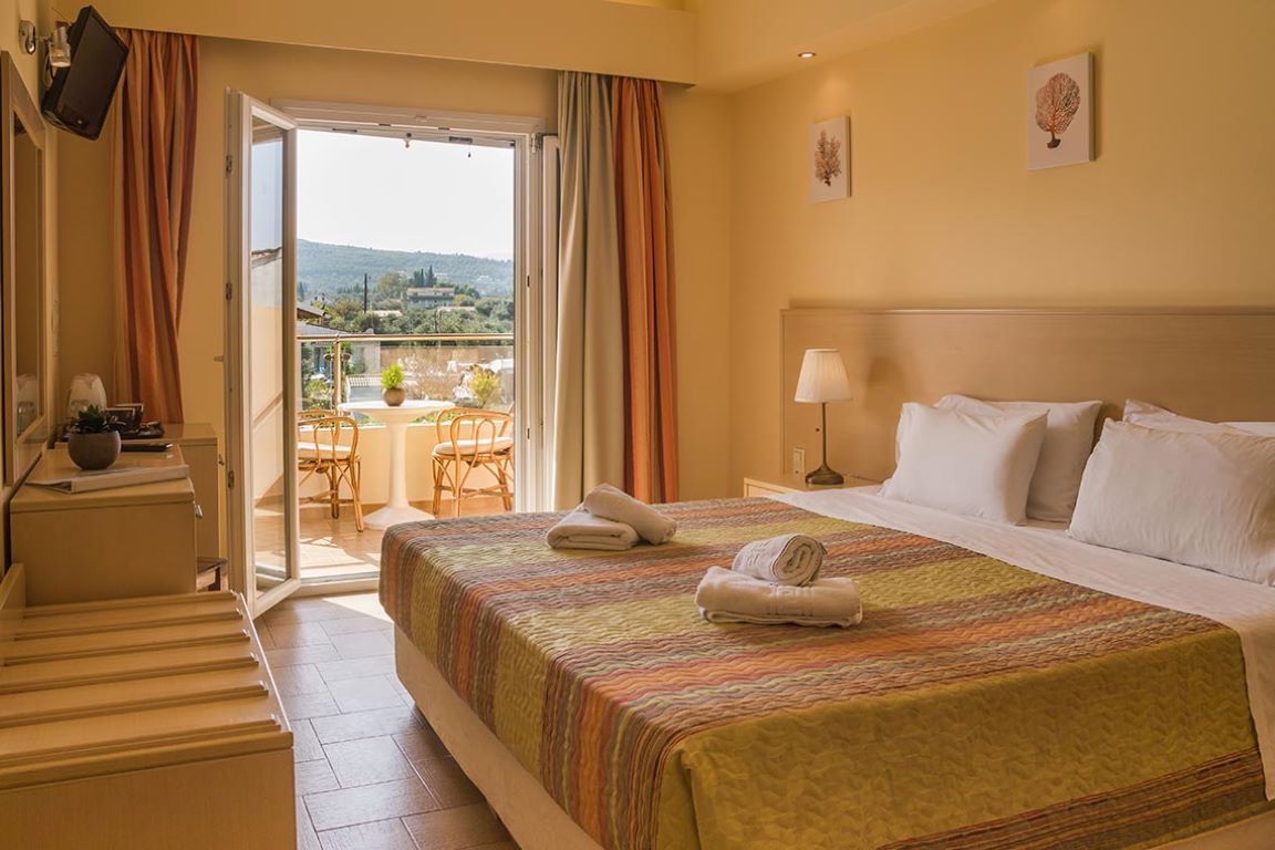Coral Hotel Corfu-Superior pogled bazen.jpg
