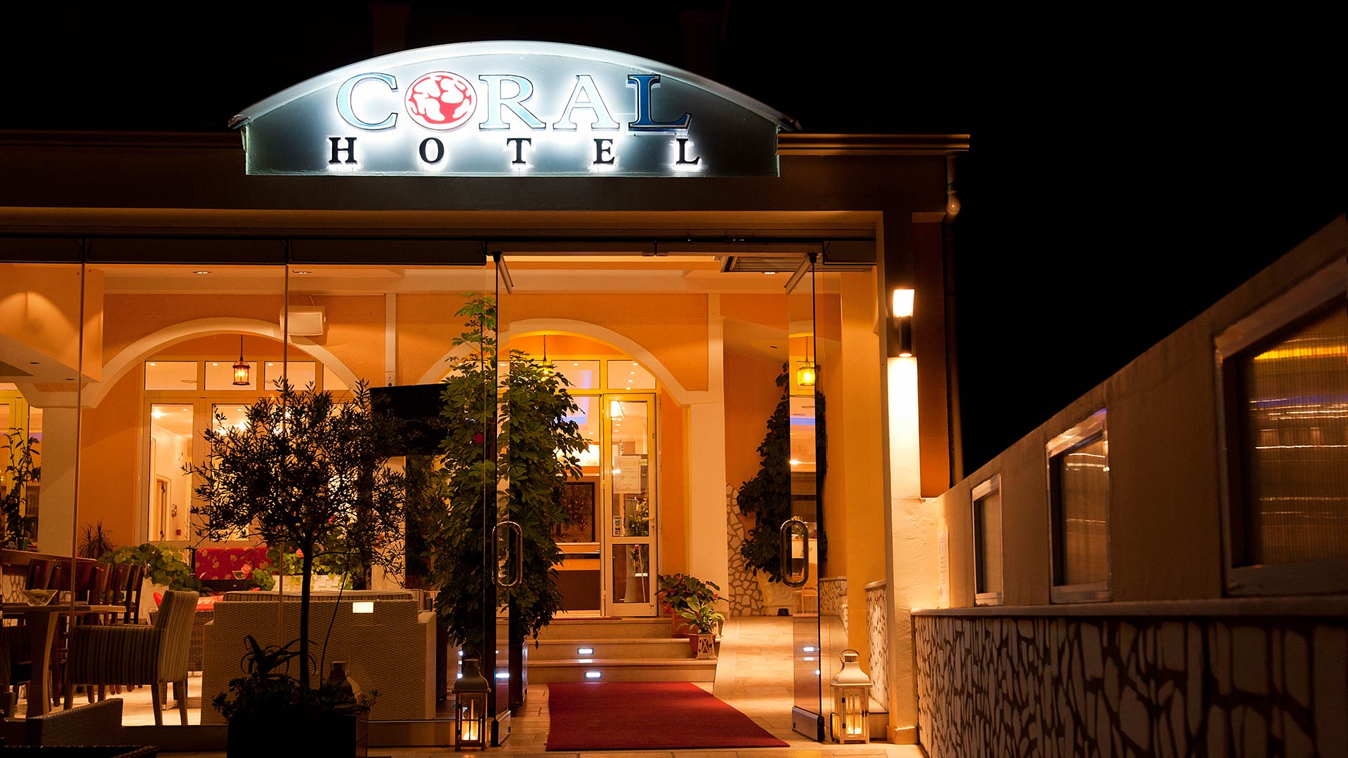 Hotel Coral-Ulaz u hotel.jpg