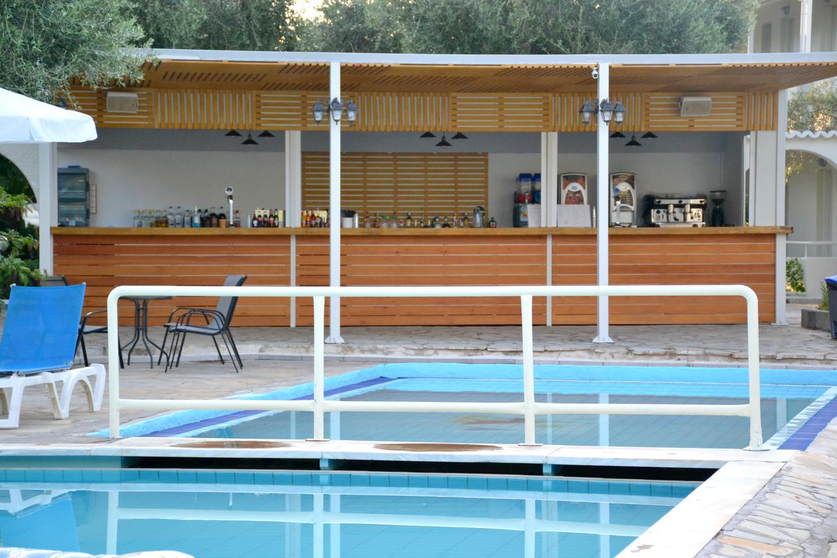 Dassia Holiday Club-Bar na bazenu.jpg